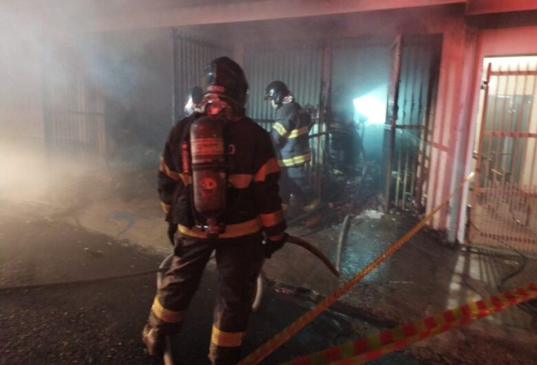 Incêndio atinge garagem de residência no Jardim Belvedere 