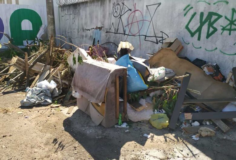 Rua ao lado do Hospital Universitário vira depósito de lixo