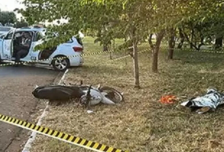 Motociclista morre após colidir moto contra árvore em cidade da região