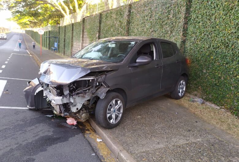 Motorista abandona veículo após colisão na Vila Nery

