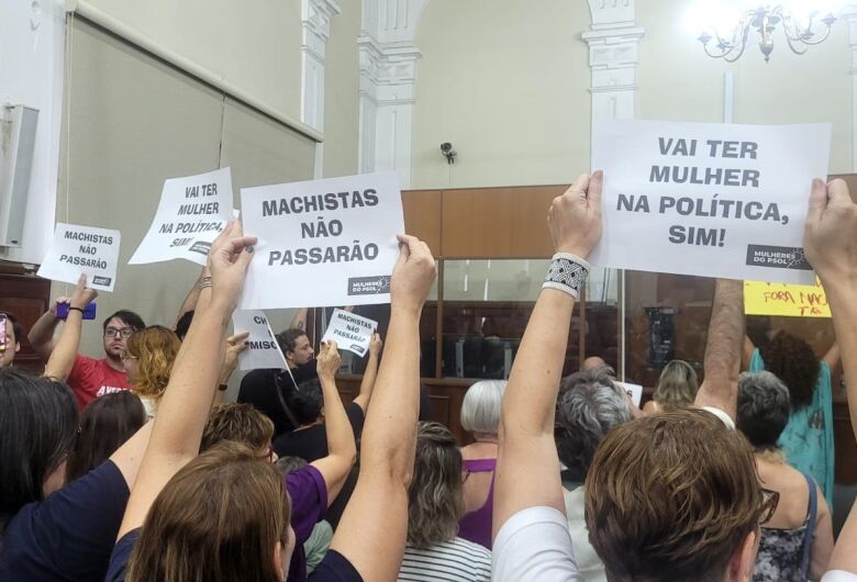 Mulheres fazem ato de protesto contra discursos do vereador Paraná 