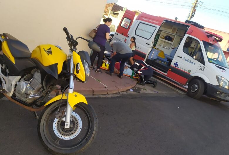 Jovem fica ferido em acidente entre carro e moto na Vila Prado