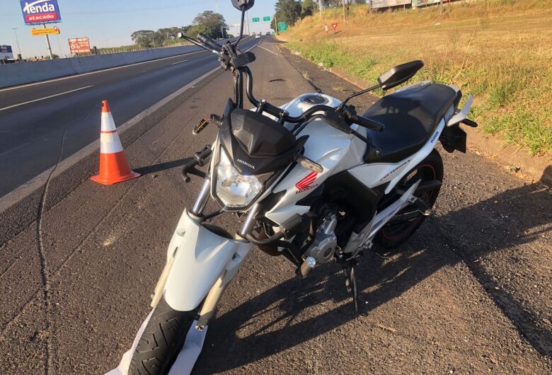 Ondulação no asfalto causa mais um acidente com moto na Washington Luís