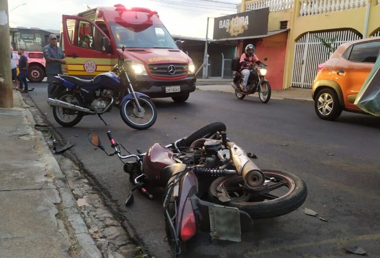 Violenta colisão entre carro e moto é registrada no Santa Felícia