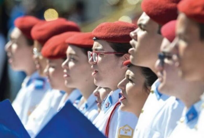 Escolas de São Carlos se preparam para consulta pública sobre modelo cívico-militar