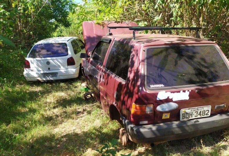 Guarda Municipal localiza veículos abandonados em mata