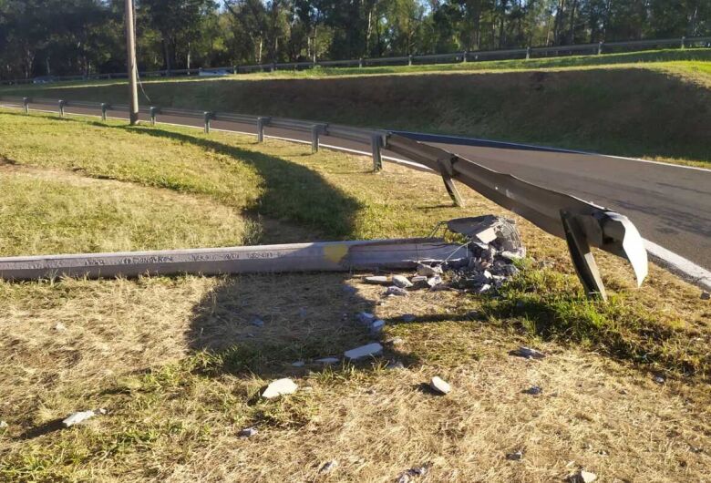 Poste e guardrail são danificados na SP-310, em São Carlos