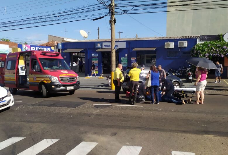 Veículo sai de estacionamento e atinge motociclista no Jardim Bandeirantes