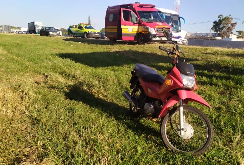Motociclista sofre traumatismo craniano após colisão na SP-310, em São Carlos