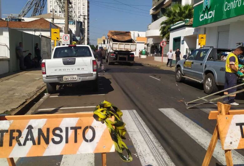 Instalacão de redutor de velocidade interdita a rua Dona Alexandrina, no centro