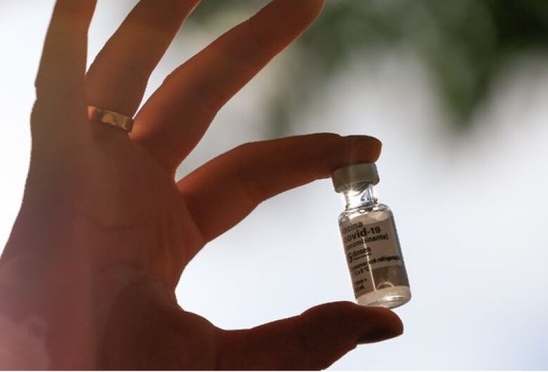 Ministério da Saúde entrega primeiras doses da nova vacina contra Covid-19