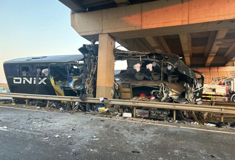 Acidente com ônibus que seguia para Aparecida deixa 10 mortos no interior de SP