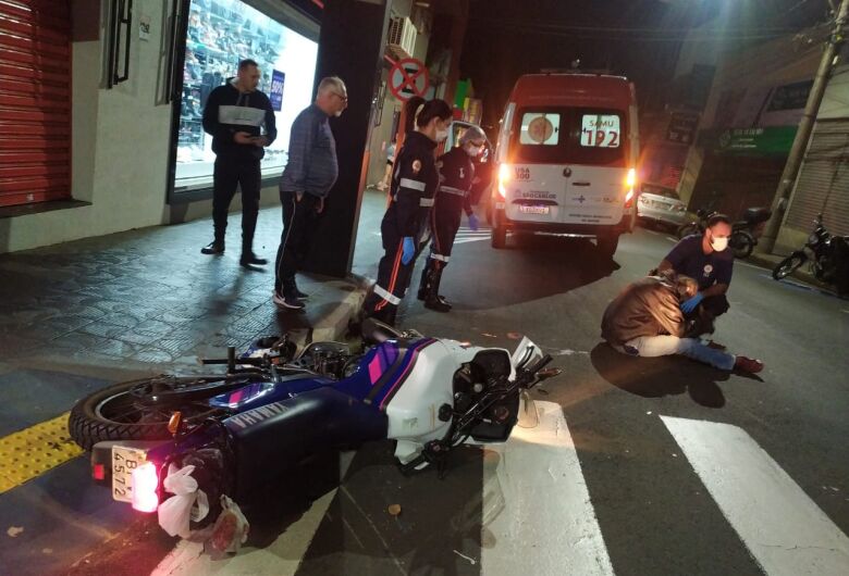 Motociclista fica desacordado após colisão