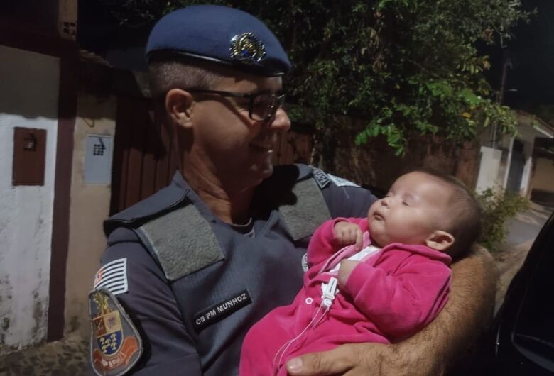 Policiais Militares salvam a vida de bebê engasgada