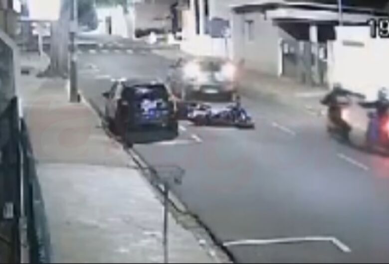 Câmera de segurança flagra atropelamento proposital de motoboy em São Carlos