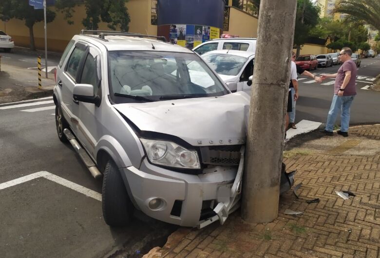 Após colisão, carro atinge poste no centro de São Carlos