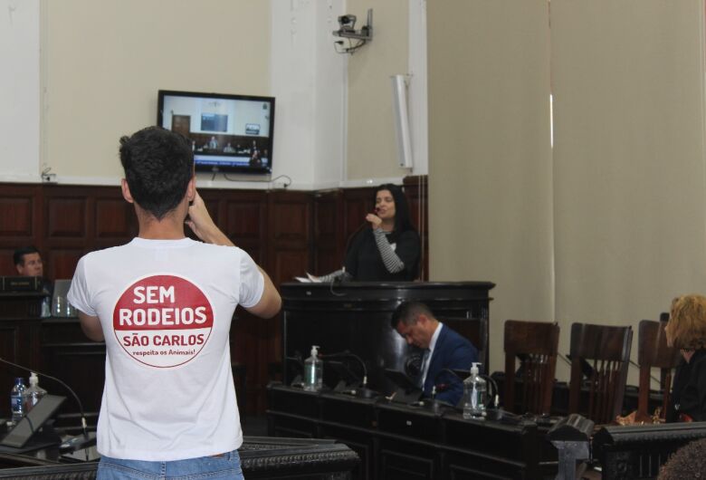 Ativistas fazem protesto em favor da lei de Proteção Animal