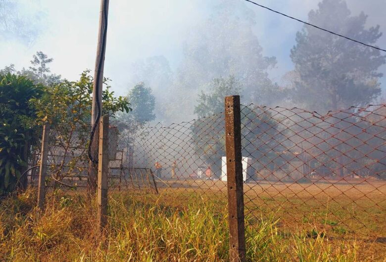 Incêndio de grandes proporções atinge mata no Recreio Campestre 