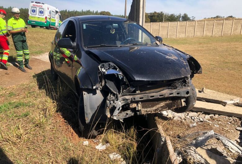 Motorista perde o controle de carro e bate em muro de empresa