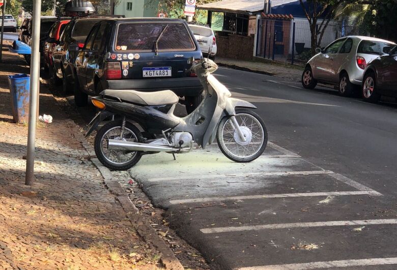 Moto pega fogo no centro de São Carlos