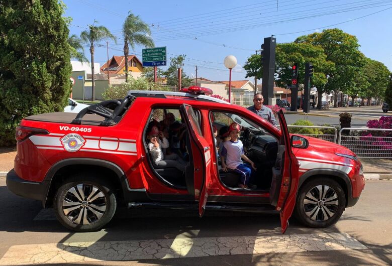 Alunos da E.M. Bruna Esposito recebem visita do Corpo de Bombeiros