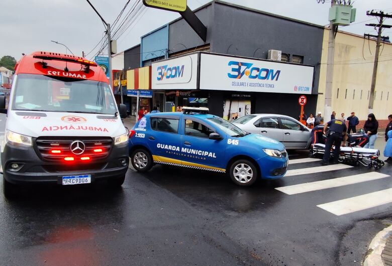 Mulher é atropelada por carro na faixa de pedestres 