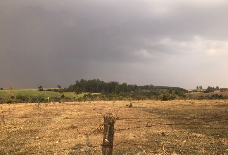 Agora! Chove forte na área rural de São Carlos