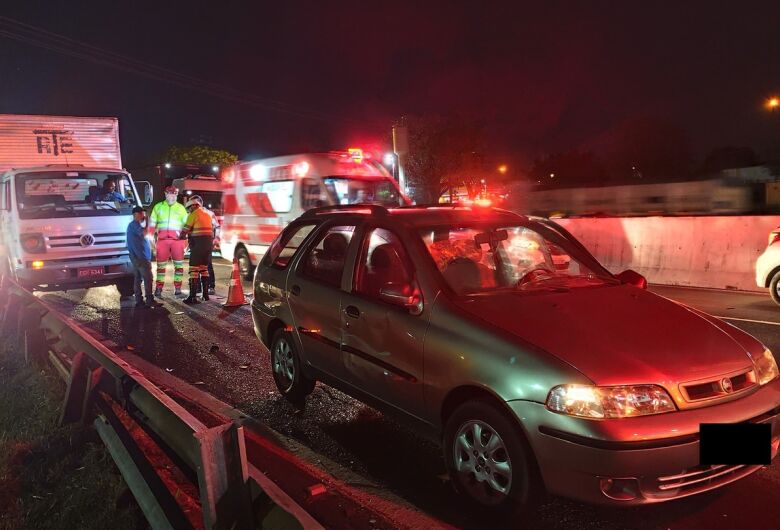 Acidente com caminhão carregado de açúcar causa congestionamento na Washington Luís