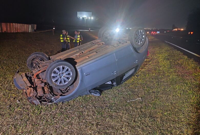 Carro capota na Washington Luís e deixa motorista ferido