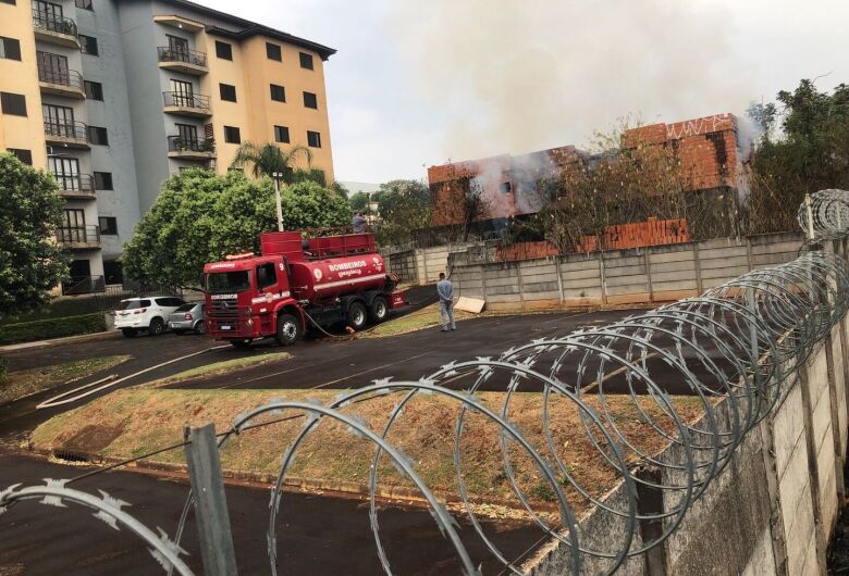 Bombeiros combatem incêndio em prédio abandonado no Jardim Gibertoni