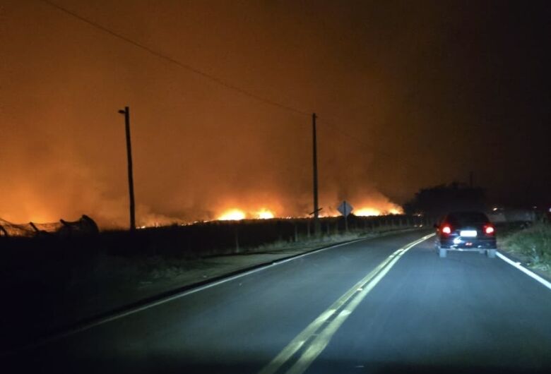 Incêndio atinge canavial nas margens da estrada Água Vermelha-Santa Eudoxia