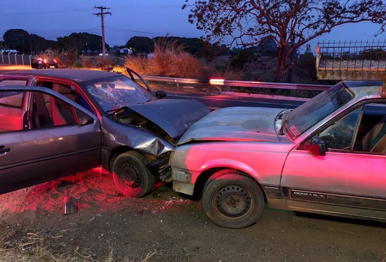 Mãe e duas crianças ficam feridas em colisão frontal na SP-215 em São Carlos