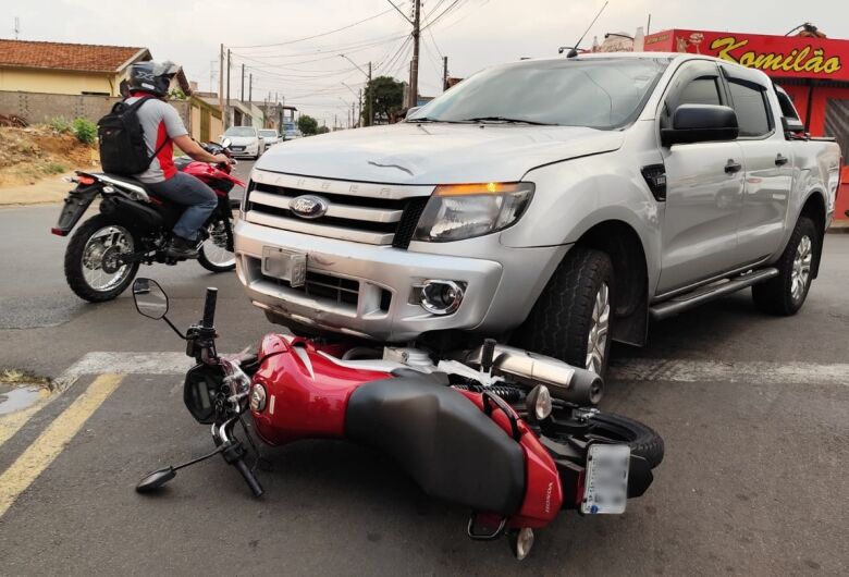 Motociclista fica ferida após ser atingida por caminhonete em cruzamento