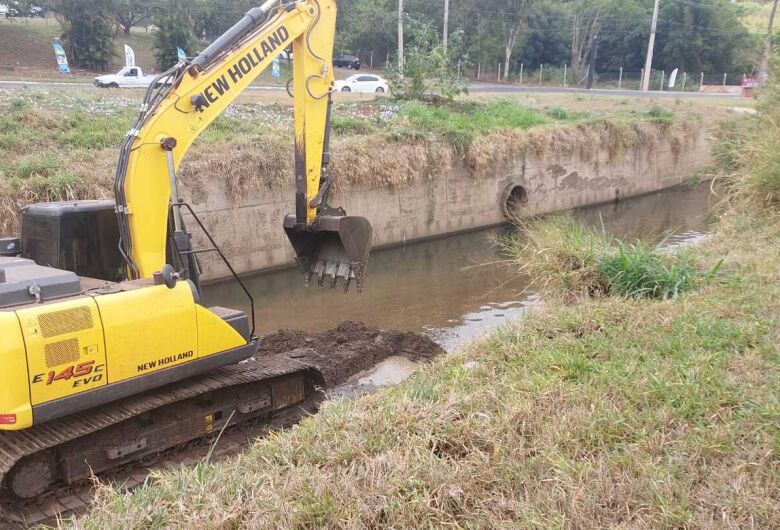 SAAE faz limpeza e desassoreamento na rotatória do Cristo