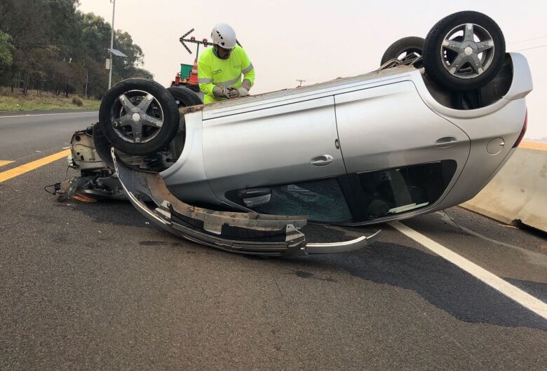 Carro capota na rodovia SP-318, em São Carlos