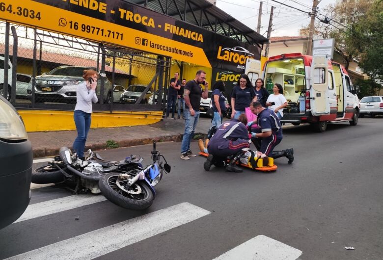 Motociclista avança pare e se envolve em acidente no Centro 