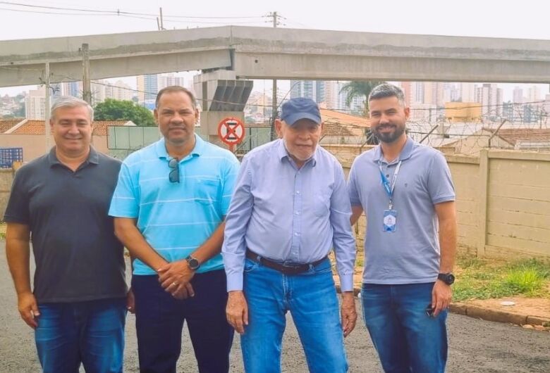 Prefeito Airton Garcia visita obra no Viaduto 4 de Novembro