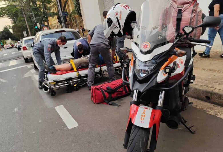 Motociclista sofre acidente ao desviar de carro no Centro