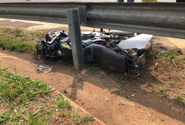 Colisão entre carro e moto deixa dois feridos na SP-318