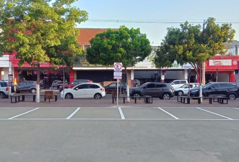 Prefeitura autoriza estacionamento de veículos na praça defronte ao Mercadão