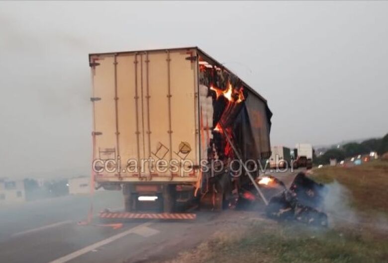 Incêndio em carreta causa congestionamento na Washington Luís