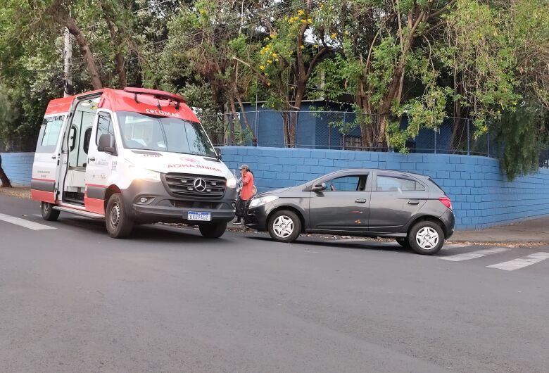 Ciclista fica ferido após colidir contra carro no Santa Felícia 