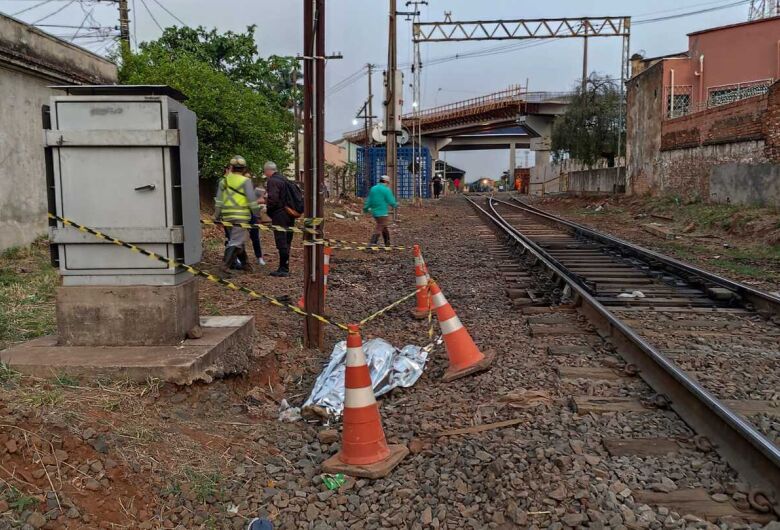 Homem é encontrado sem vida perto de obra de viaduto 