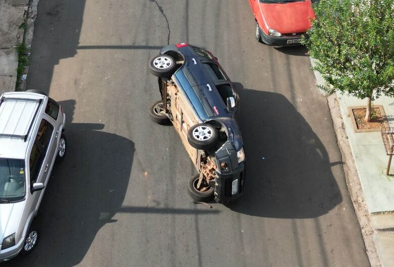 Ecosport tomba no bairro Douradinho