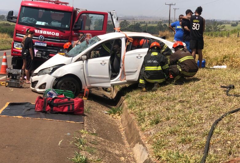 Carro com quatro pessoas capota na SP-215