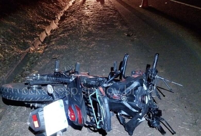 Motociclista perde a vida após bater de frente contra carreta na SP-255