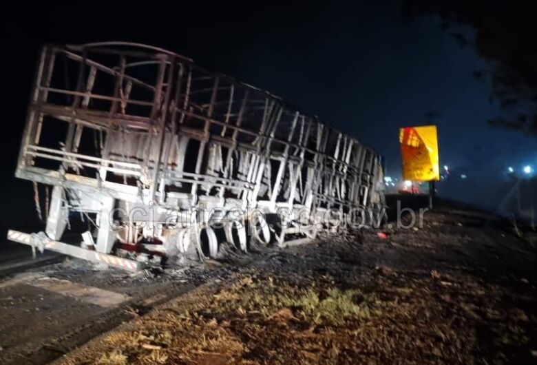 Carreta é destruída por incêndio após pane mecânica