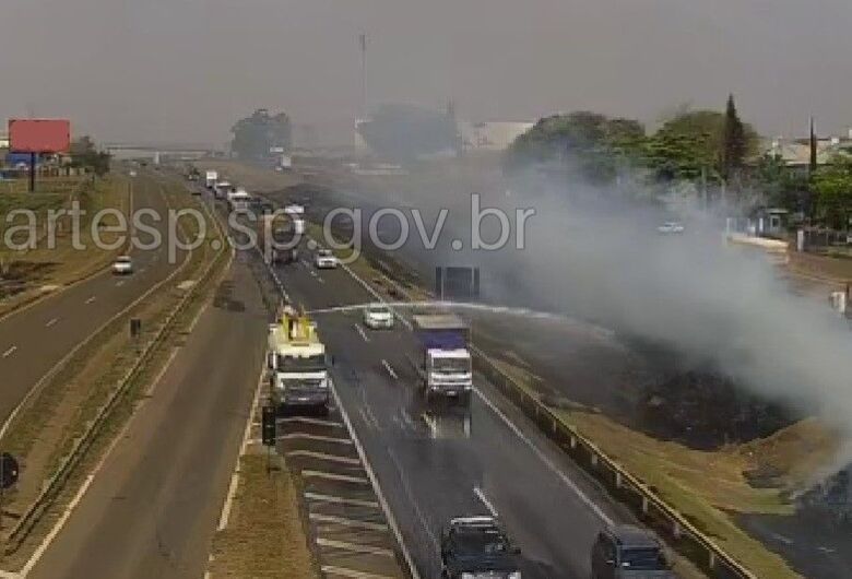 Incêndio nas margens da Washington Luís leva perigo a motoristas