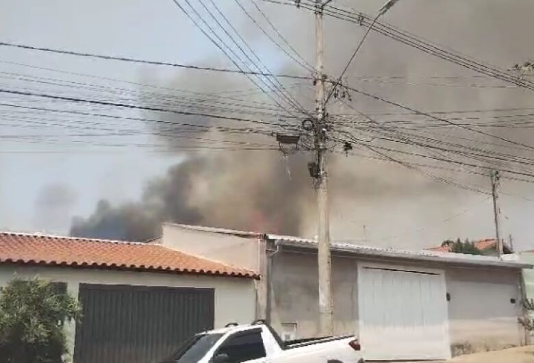 Agora: Incêndio de grandes proporções no Jardim Zavaglia