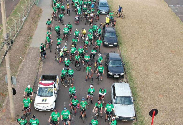 Mais de 250 pessoas participam de passeio ciclístico